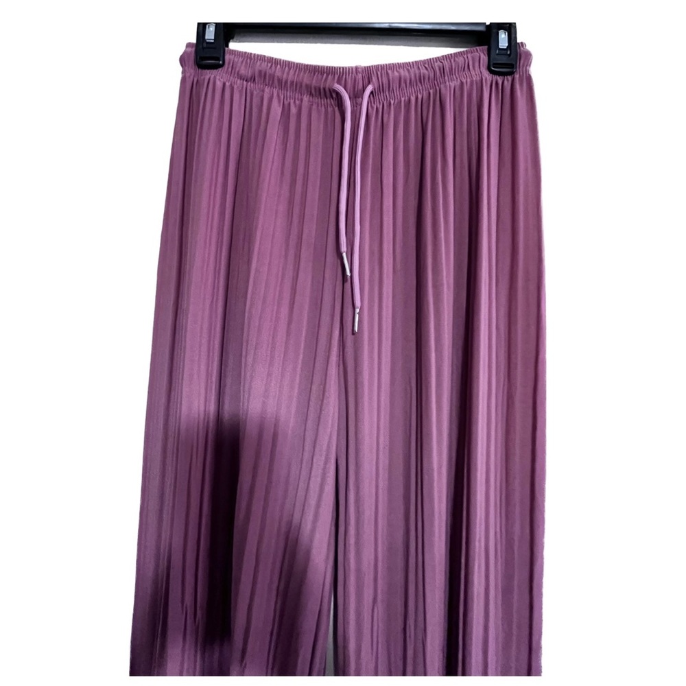🌸🌴 3 for $10 sale! Beautiful flared pants, made of pleated fabric. Totally new!